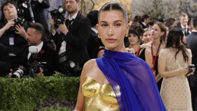 العارضة هايلي بيبر تخطف الأنظار بفستان معدني صلب في حفل ميت جالا 2026