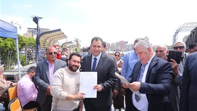 محافظ دمياط يسلم عقود عمل للشباب وذوي الهمم وماكينات خياطة للسيدات