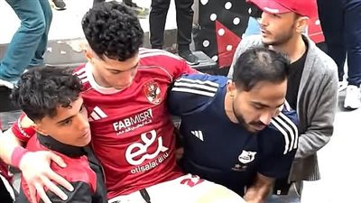 صاحب صاحبه.. كهربا يحمل إمام عاشور على كتفه بعد مباراة إنبي 