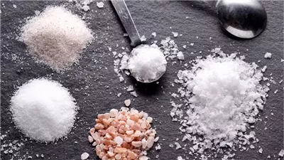 الملح الأبيض مقابل الوردي.. لماذا ينصح خبراء التغذية بعدم استبدالهما؟
