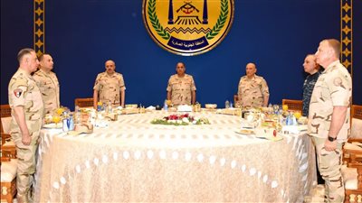 وزير الدفاع والإنتاج الحربي يلتقى عددا من مقاتلى المنطقة الجنوبية العسكرية