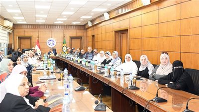 محافظ الدقهلية يلتقي حجاج الجمعيات الأهلية لتسليم تأشيرات وتذاكر الحج