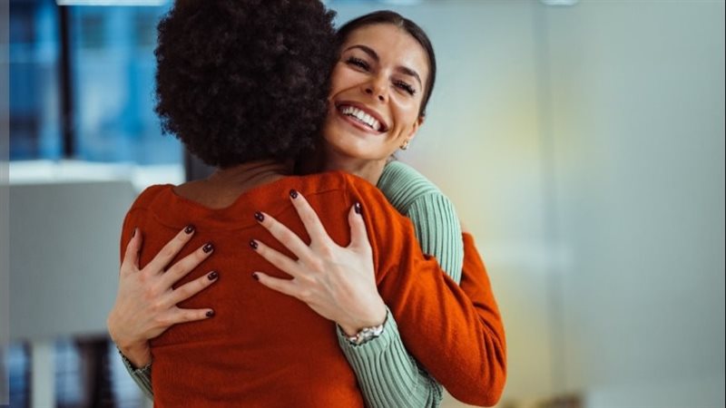 العناق أكثر من شعور