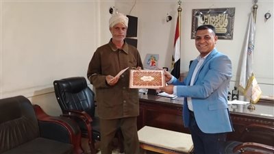 رئيس مدينة أرمنت يكرم المميزين العاملين بالمدينة ومدرسة أرمنت الثانوية بنات