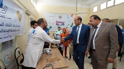 محافظ أسيوط يتفقد قافلة طبية مجانية بالقوصية.. إقبال كبير وتوقيع الكشف الطبي 