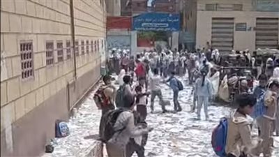 تداول فيديو لطلبة ابتدائى يقطعون الكتب ويلقونها فى الهواء باحدى مدارس الدقهلية