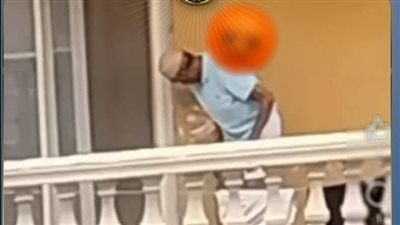 يعاني من مرض الزهايمر.. الداخلية تكشف ملابسات فيديو استغاثة سيدة من سلوك جارها