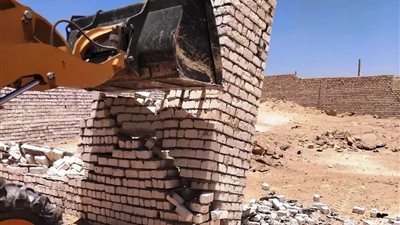 إزالة التعديات على أراضى الدولة ضمن المرحلة الأولى من الموجة الـ 29 بأسوان