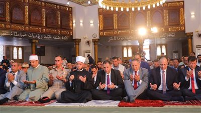 محافظ دمياط ووزير الأوقاف يؤديان صلاة الجمعة بمسجد الرحمة برأس البر 