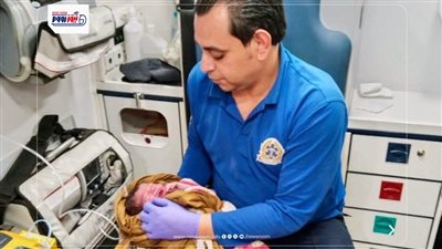 بين أيدي المسعفين.. مولود جديد يرى النور داخل سيارة إسعاف بالمنيا