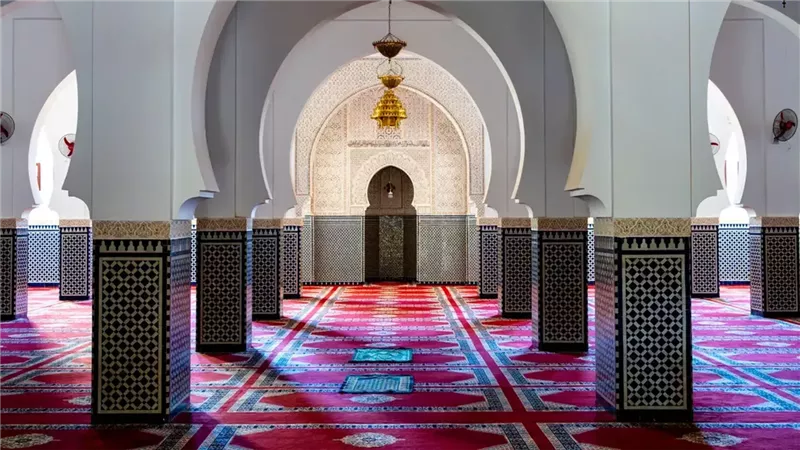 «خناقة في بيت الله»..