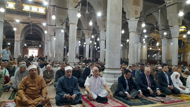 صلاة الجمعة بالمسجد