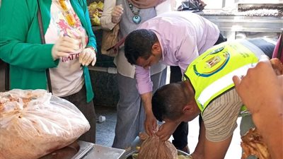 ضبط أغذية غير صالحة وسلع مجهولة المصدر وتحرير محاضر للمخالفين بالسويس 