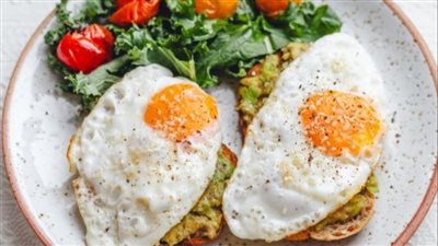     لعشاق الفطار الصحي.. إليك طريقة عمل توست الأفوكادو والبيض