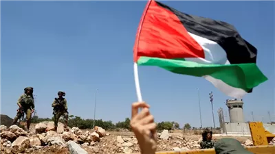 رقصة يمنية فوق أعلام إسرائيل.. تل أبيب تتهم شابا بدويا بالتحريض على الإرهاب 