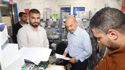 محافظ السويس يفاجئ مركزا طبيا لمتابعة مستوى الخدمات الطبية