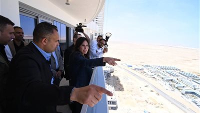 وزيرة الإسكان تتفقد أبراج 