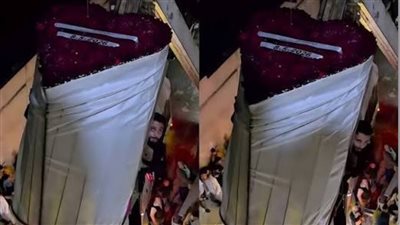 على ونش.. شاب سوري يخطف الأنظار بعد تقديمه بوكيه ورد طائر لخطبة فتاة 
