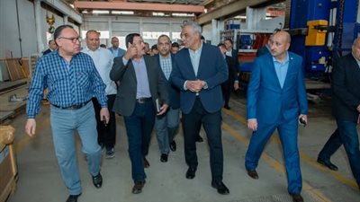 جولة مفاجئة لوزير الإنتاج الحربي داخل خطوط إنتاج «أبو زعبل للصناعات الهندسية»