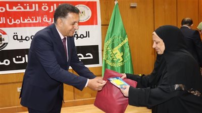 محافظ القليوبية يسلّم تأشيرات وملابس الإحرام لـ45 من حجاج الجمعيات الأهلية