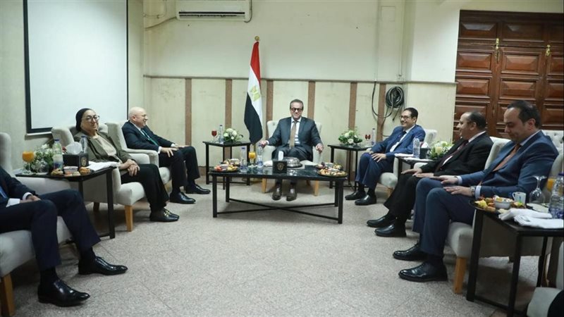 وزير الصحة الدكتور