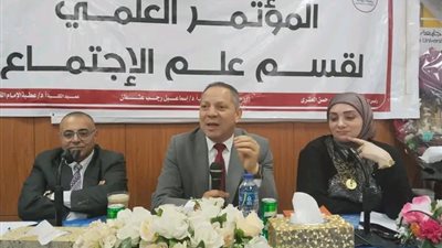 رئيس جامعة دمياط يؤكد أهمية ربط البحوث الاجتماعية بقضايا المجتمع وتحدياته
