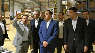 رئيس الوزراء يتفقد مصنع 