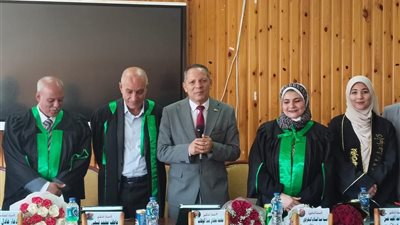 رئيس جامعة دمياط يشهد مناقشة رسالة ماجستير حول البصمة الكربونية 