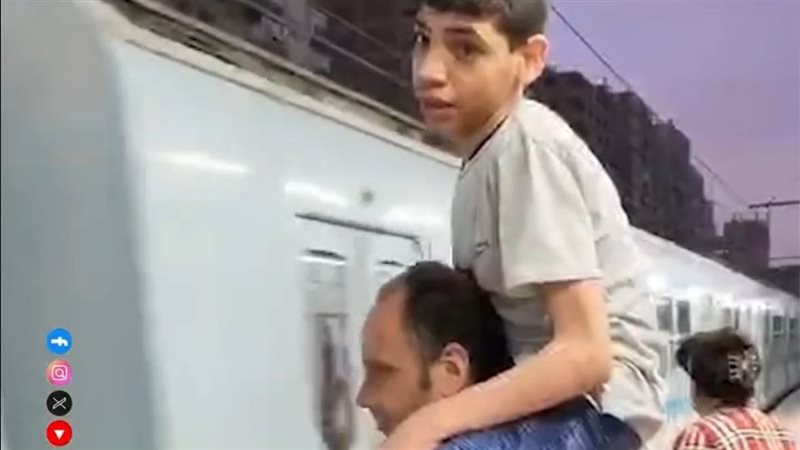 معتز و والده