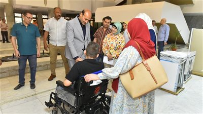 بين كرسي كهربائي وجهاز عروسة.. محافظ أسيوط يرسم البهجة لأسر بسيطة