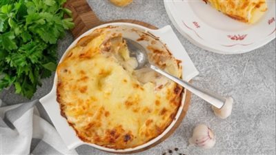 طريقة عمل جراتان البطاطا بالكريمة والجبن .. طعم غني وقوام كريمي رائع