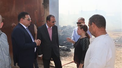 محافظ سوهاج يتابع ميدانيا جهود إخماد حريق مصنع طهطا بسوهاج