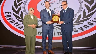 وزير الصحة يكرم وكيل صحة البحيرة خلال احتفالية اليوم العالمي للتمريض