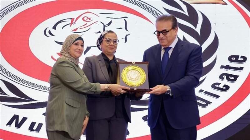 وزير الصحة والمستشارة