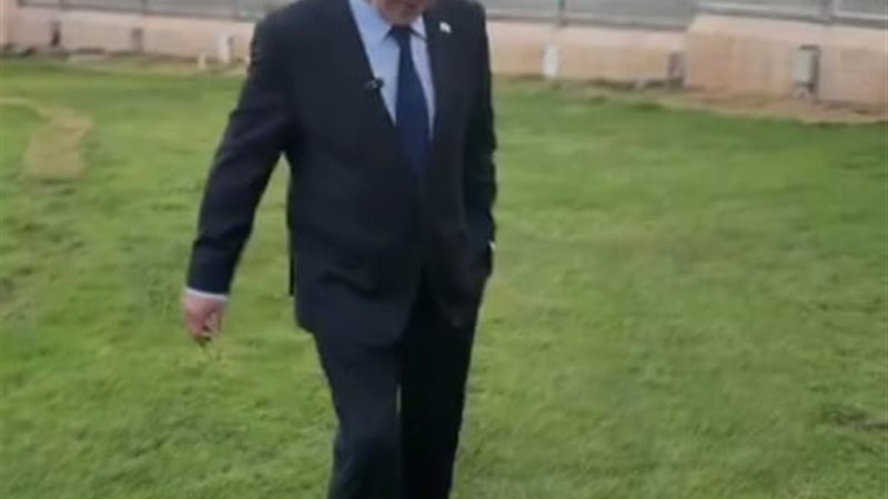 نتنياهو يلعب الكرة