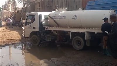 كسر مفاجئ بخط صرف صحي رئيسي بالجوايدة.. والدفع بمعدات الطوارئ للسيطرة 