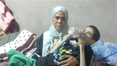 بيرضع من الببرونة»..مأساة الشاب كريم إبراهيم ابن بنهاووالدته تستغيث بالمسئولين
