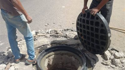 حي فيصل بالسويس يواصل الاستجابة الفورية لشكاوى المواطنين وصيانة أغطية الصرف 