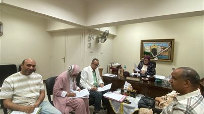 وكيل تعليم السويس تتابع سير العمل بغرفة عمليات امتحانات المواد غير المضافة 