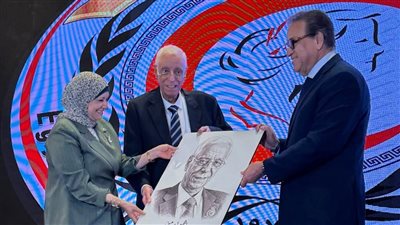 وزير الصحة يكرم حسام موافي استاذ الحالات الحرجة بطل قصر العيني 