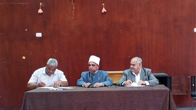 رئيس منطقة السويس الأزهرية يجتمع برؤساء لجان الشهادتين الابتدائية والإعدادية 
