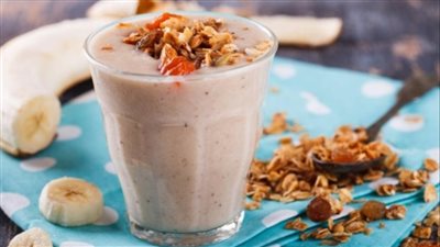     بخطوات بسيطة .. تعلمي طريقة عمل سموثي الموز بالشوفان