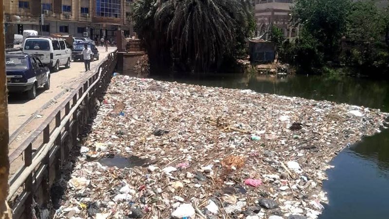 القمامة في الترعة