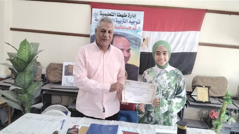 مدير تعليم طهطا يكرم