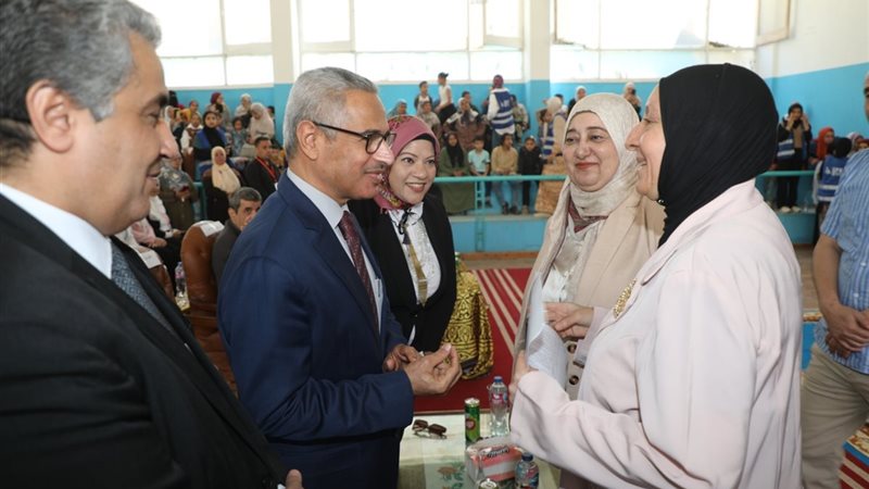 محافظ بنى سويف ومدير
