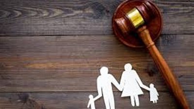أم متضررة من قضايا الأسرة: بقالي سنتين بلف في المحاكم ولا عرفت أوصل لابني