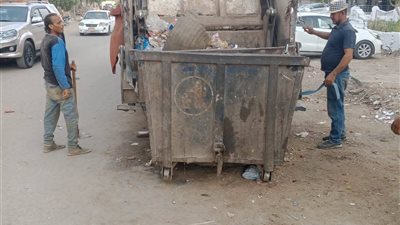 حملات مكثفة لرفع كفاءة النظافة بحي الجناين بالسويس علي مدار اليوم 