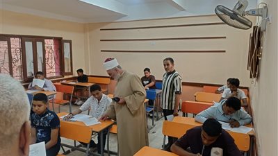 مدير منطقة سوهاج الأزهرية يتفقد امتحانات الشهادتين الابتدائية والإعدادية 