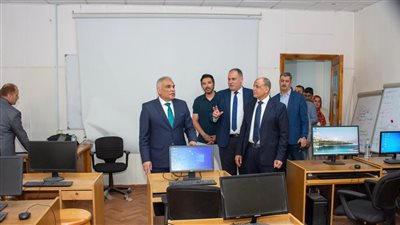 رئيس جامعة طنطا يتفقد كلية الآداب.. دعم لذوي الهمم واهتمام بالطلاب الوافدين 