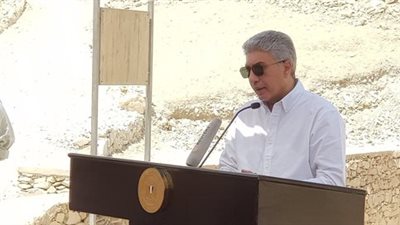 في اجتماعه بالأقصر.. وزير السياحة والآثار يناقش أوضاع العاملين المالية 